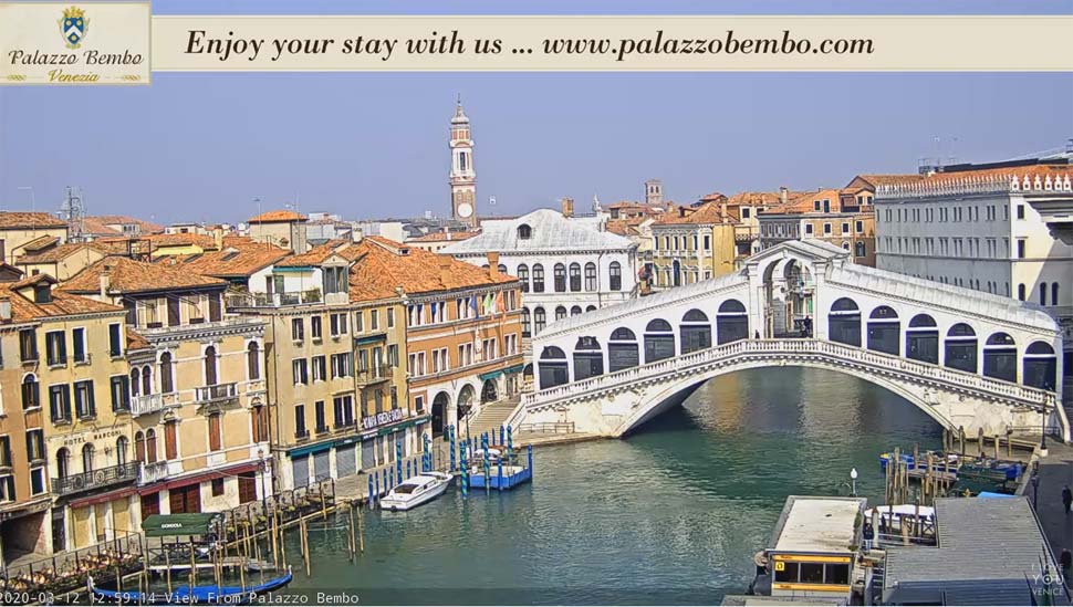 Koronavírusová karanténa vyľudnila aj okolie populárneho mosta Ponte di Rialto v Benátkach