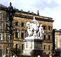 Pomník cisárovnej Márie Terézie bol na prešporskom námestí do roku 1921. Snímka z roku 1911.