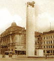 Socha Milana Rastislava Štefánika s pylónom s plastikou leva držiaceho štít so štátnym znakom. Dielo Bohumila Kafku. Snímka z roku 1940.