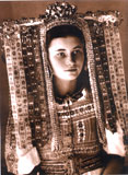 Dievča v parte z Veľkého Lomu okolo roku 1930 - fotografia z knihy Kroje