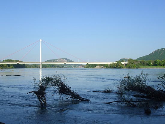Pohľad na most cez Dunaj pri Hainburgu