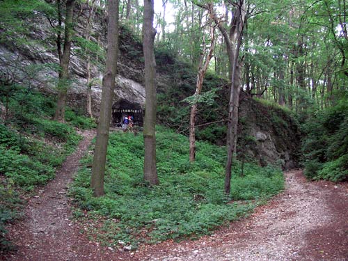 Lurdská jaskynka v Doline Hlboča v Smolenickom krase - Malé Karpaty