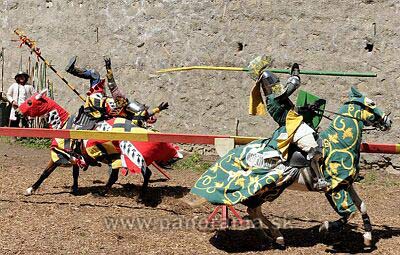 Rytier na koni po zásahu do štítu v súboji s druhým rytierom zápolil 26. mája 2009 na Trenčianskom hrade.