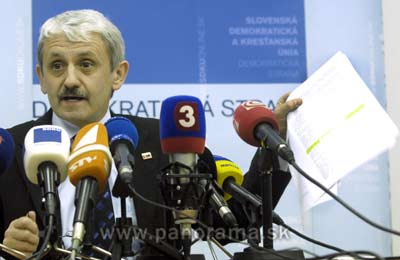 Opposition SDKU-DS chief Mikulas Dzurinda, facing accusations over the privatisation of the Crowne Plaza hotel while in government from 2002-06, hit back at Prime Minister Robert Fico.