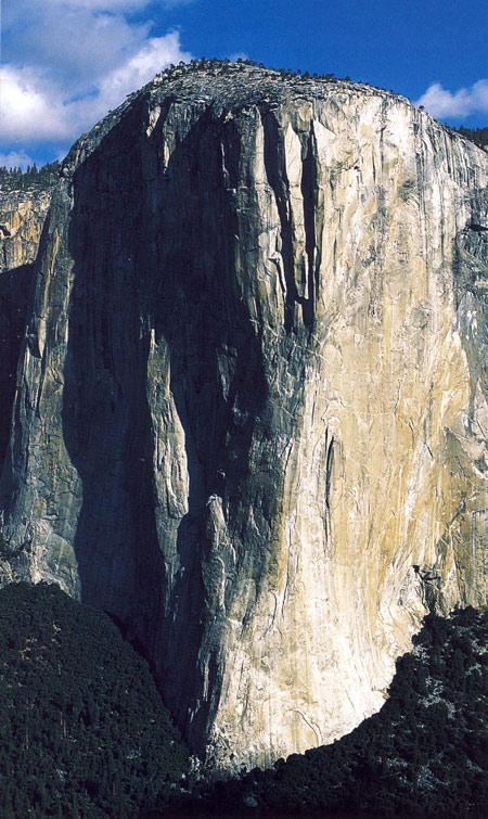Yosemity: Pilier nazvaný Nose oddeľuje na El Capitane svetlo od tieňa