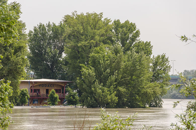 Lodenica Tatran počas povodne v Karloveskej zátoke Dunaja v Bratislave