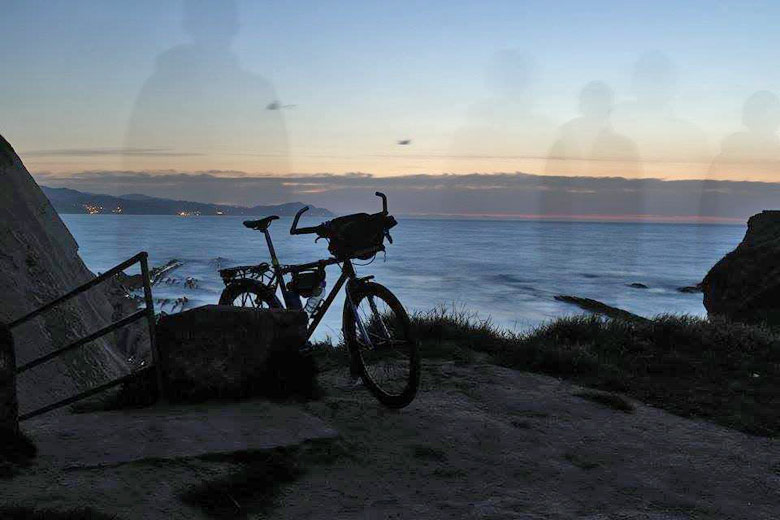 Žožo dorazil na bicykli k Atlantiku - na útese v Zumaii nafotil aj atlantických duchov.