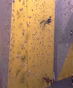 Tomáš skúša pád do nabratého lana