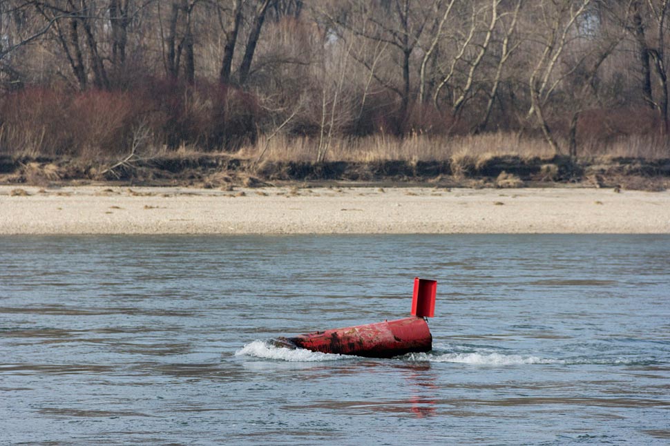 Bója na Dunaji signalizuje lodníkom, kade sa môžu bezpečne plaviť