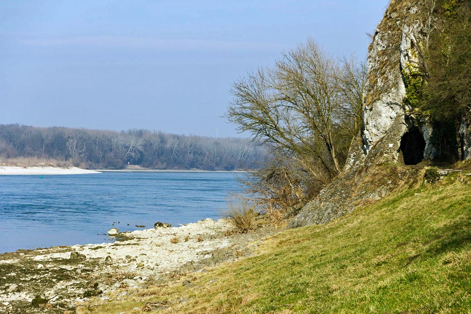 Chodník k Röthelsteinskému hradu vedie popri Dunaji aj tunelom vytesaným do skaly