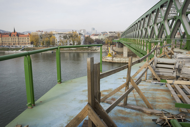 Na stavbe nového Starého mostu v Bratislave