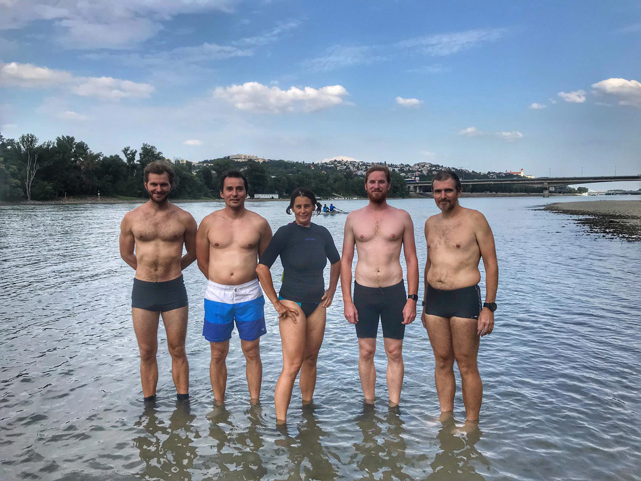 Účastníci preplávania Dunaja