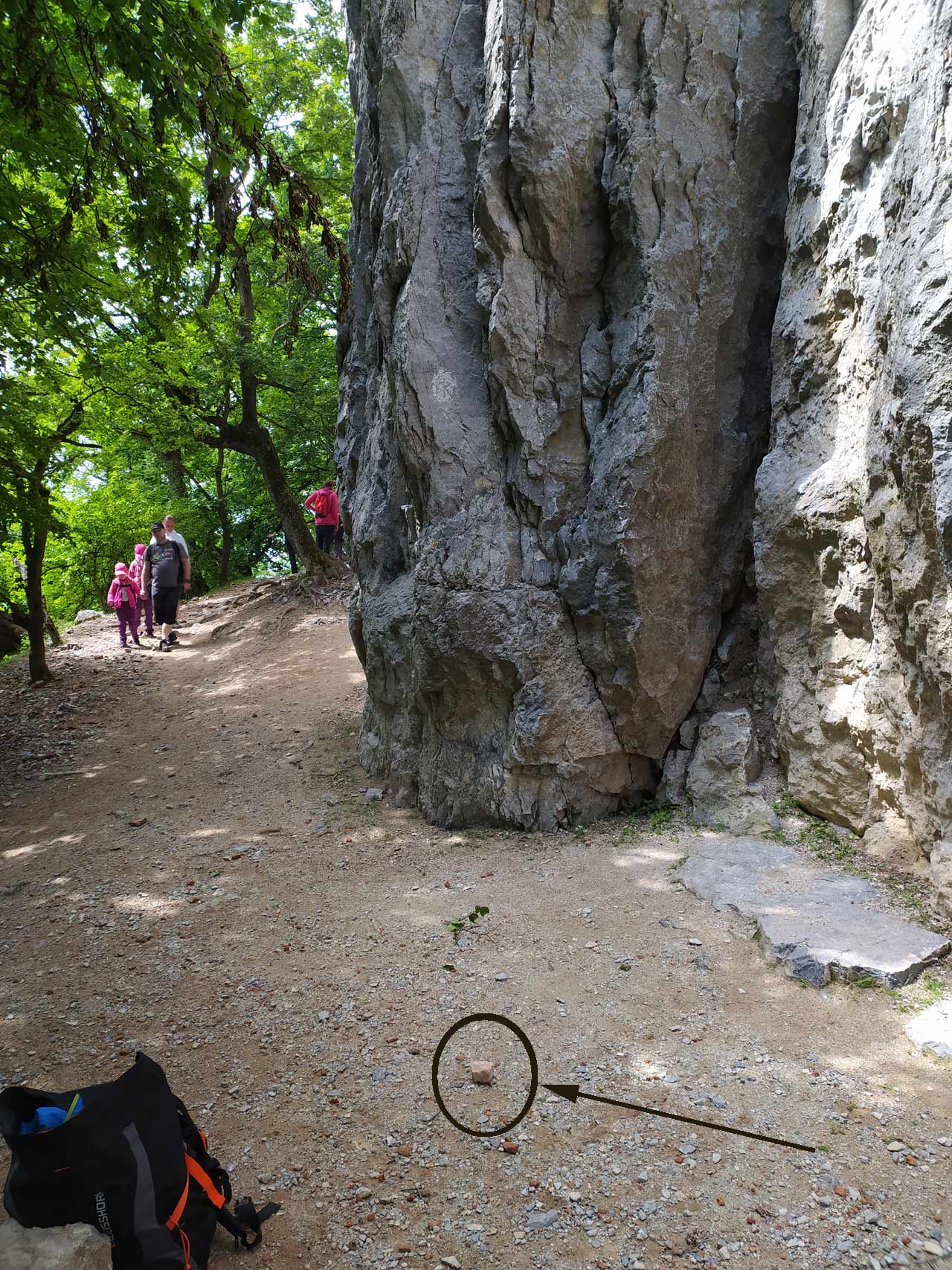 V krúžku je kus tehly, ktorý spadol na turistický chodník z hradu. Za sobotné popoludnie sme zaregistrovali 3 takéto pády skália. A po chodníku si to štrádovala jedna rodinka za druhou