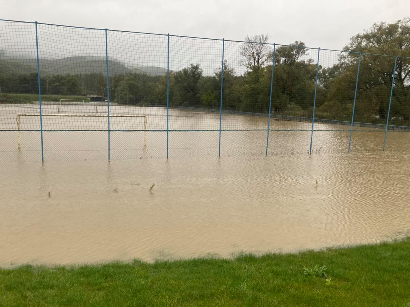 Na futbalovom ihrisku v Kostoľanoch nad Hornádom možno hrať vodné pólo