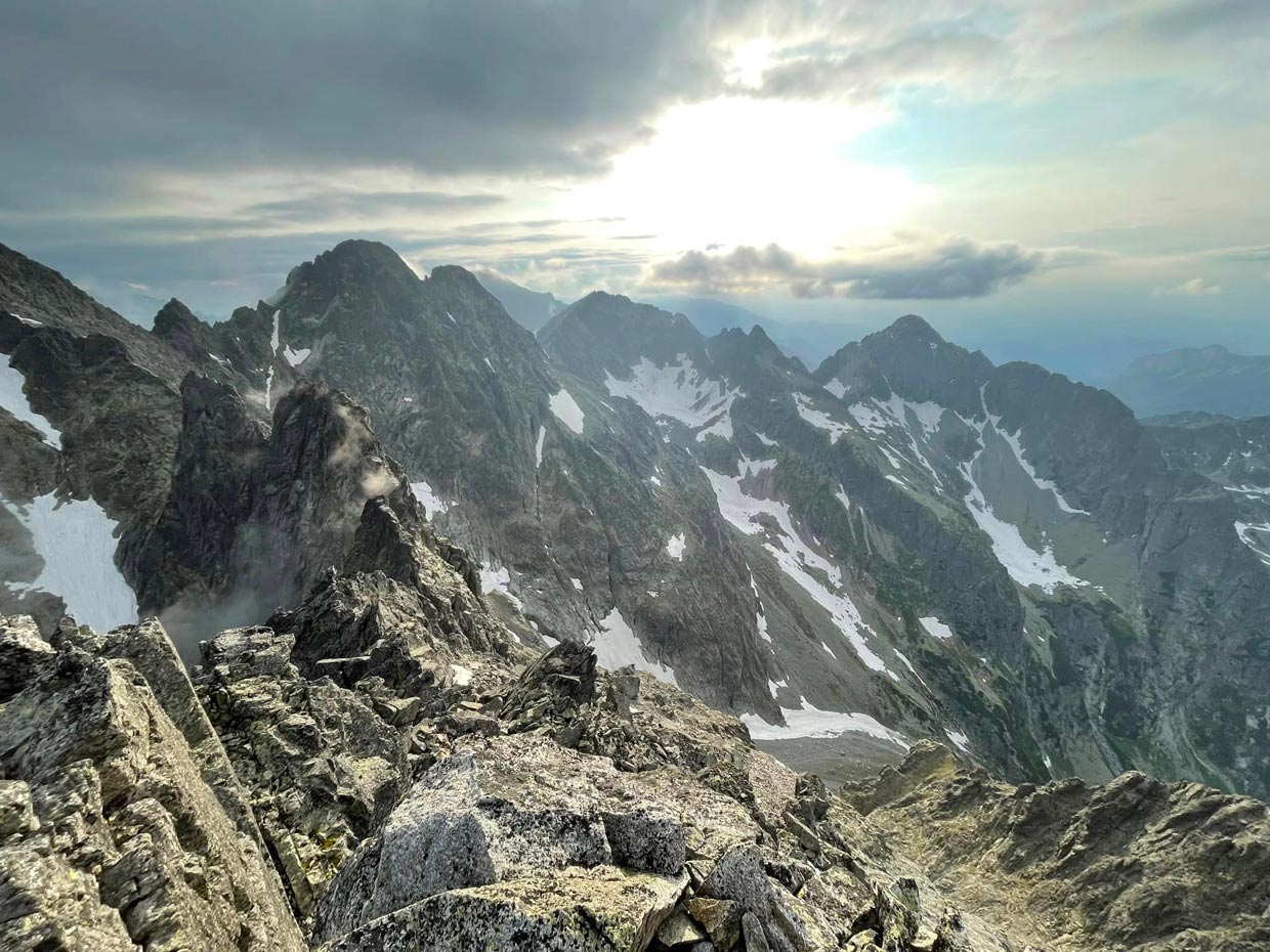 Dávid Gogola, ktorý liezol s kamarátmi z klubu Grill&Climb vedľajší Vidlový hrebeň, nafotil krajšie výhľady ako my z Kežmarského štítu. Pohľad z hrebeňa smerom na Pyšný štít
