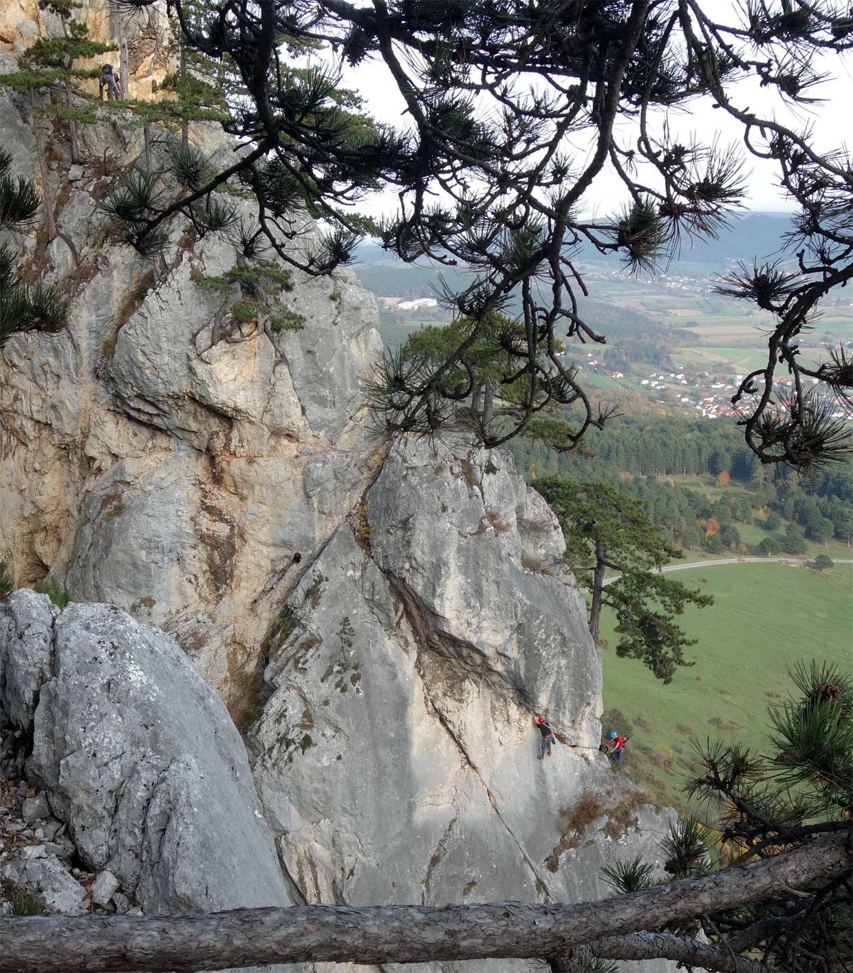Dolez sme mali spríjemnený pohľadom na lezcov v susednej stene v ceste Tirolersteig Mixtüre