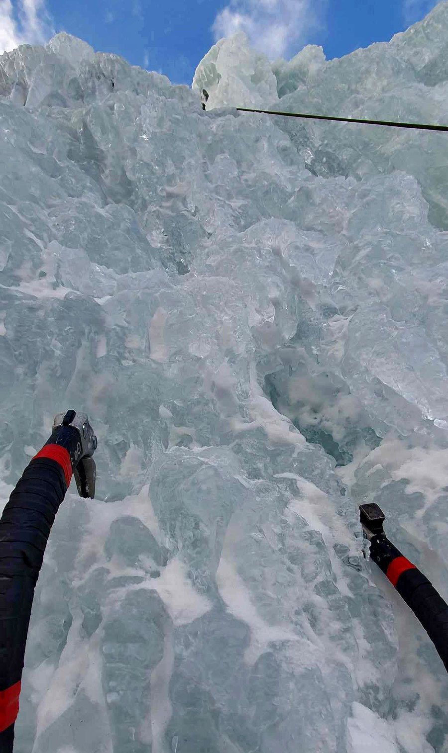 Do takéhoto členitého ľadu s mnohými dierami sa dobre zakladajú cepíny