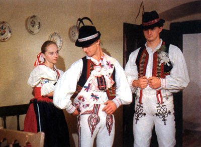 Zľava: staršia družička, starší ženích, ženích - fotografia z knihy Zvyky a tradície na Slovensku