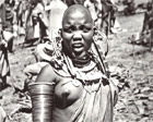 Masajská žena - fotografia z reportáže Miroslava Zigmunda a Jiřího Hanzelku