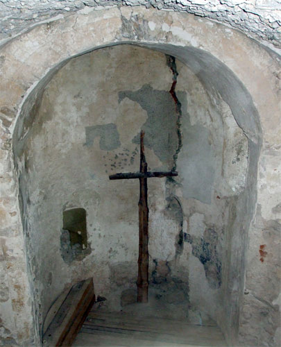 Pomerne zachovaná  románska kaplnka na Uhroveckom hrade (2007)