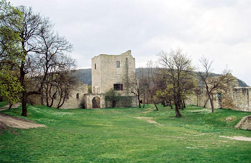 Na nádvorí hainburského hradu