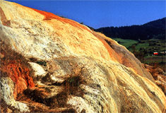 Bešeňovské travertíny - fotografia z knihy Kamene