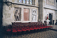 Dóm sv. Martina - pohľad (zľava) na epitafy Mikuláša Pálffyho (1601) a arcibiskupa Petra Pázmanyho (1914)