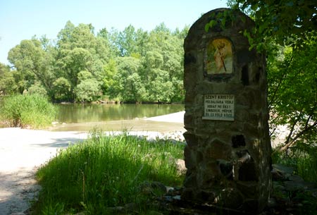 Pomník sv. Kryštofovi pri rovnomennom moste v dunajských ramenách v Maďarsku
