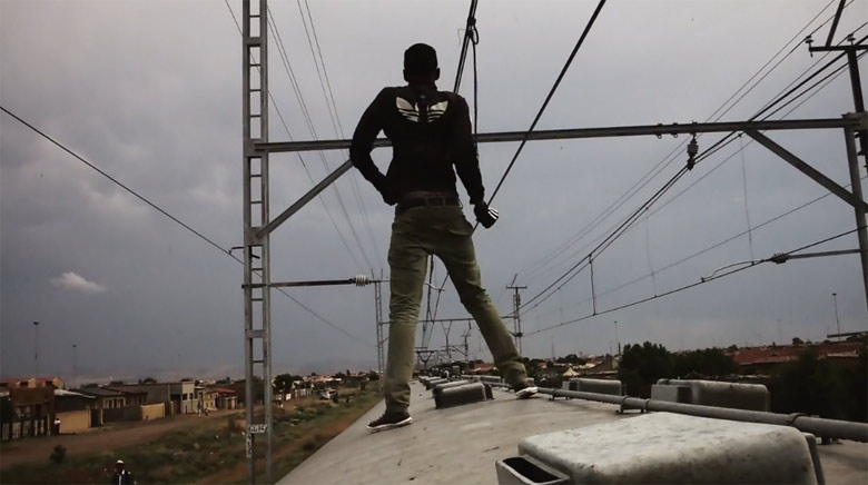 Surfovanie na vlaku - snímka z filmu